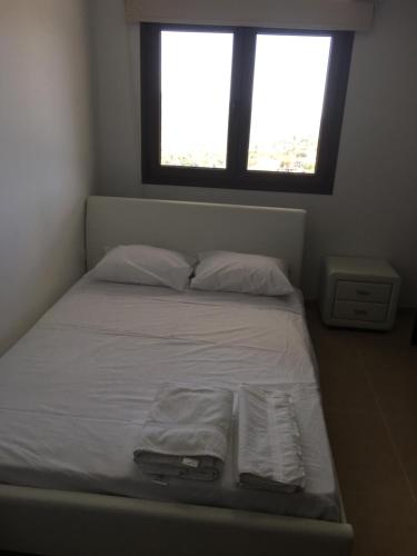 Postel nebo postele na pokoji v ubytování Kyperounta Apartment