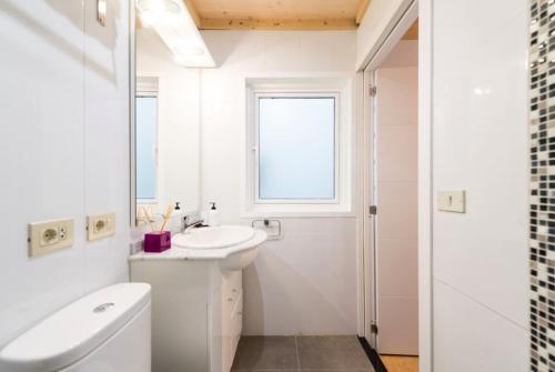 拉斯帕爾馬斯的住宿－Studio Las Palmas Central Rooms，白色的浴室设有水槽和窗户。