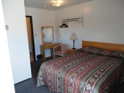 En eller flere senge i et værelse på Falcon Resort