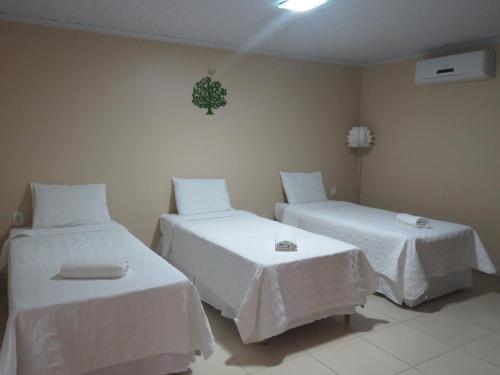 Una cama o camas en una habitación de Pousada Baluarte