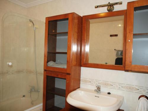 ein Badezimmer mit Waschbecken, Spiegel und Dusche in der Unterkunft Apartamento Compostela Playa in Vilagarcia de Arousa
