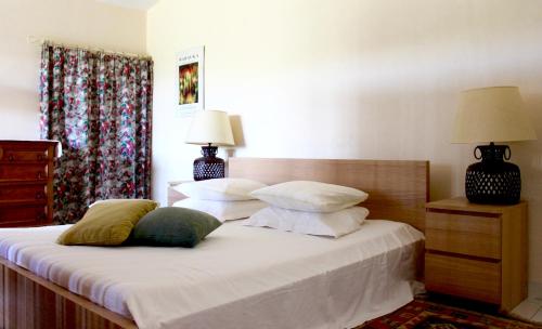 ヴナスクにあるMas de la Gonnetteのベッドルーム1室(白いシーツと枕のベッド1台付)