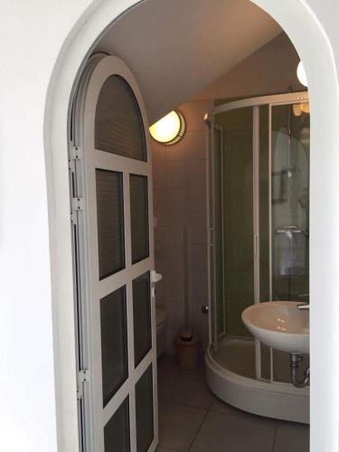 ein Bad mit einer Dusche, einem WC und einem Waschbecken in der Unterkunft Apartment by the sea in Pisak