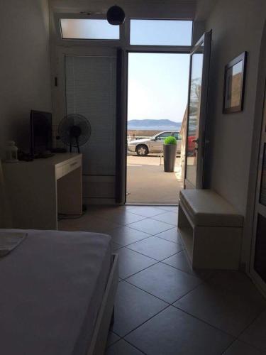 ein Schlafzimmer mit einer Tür, die zu einem Parkplatz führt in der Unterkunft Apartment by the sea in Pisak