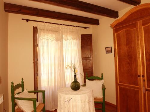 a room with a table with a vase on it at Casa del Infanzón in Sos del Rey Católico