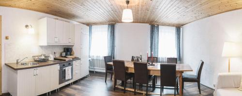 Rinntaverne في بالفو: مطبخ وغرفة طعام مع طاولة وكراسي