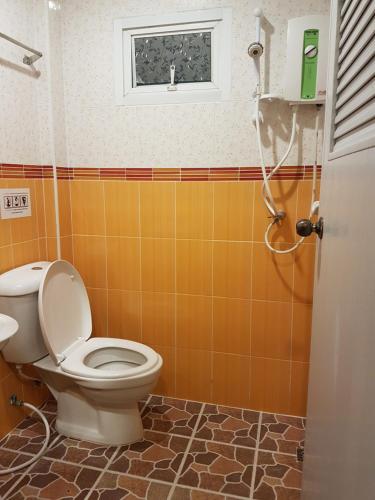 A bathroom at Bann Lom Le Guest House