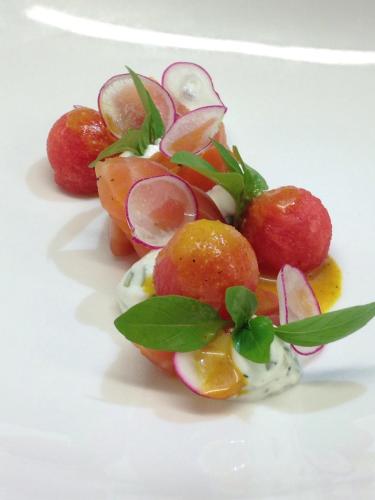 une assiette de nourriture avec des fruits sur une assiette blanche dans l'établissement l'Hotellerie Kouros, à Cuers