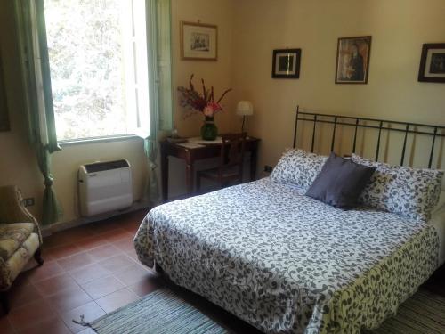 マテーリカにあるCasa Deimarのベッドルーム(ベッド1台、窓付)