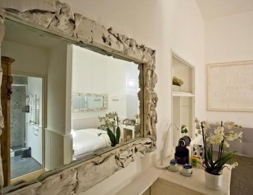 a mirror on a mantle in a room at Primo Piano Suites in Rome