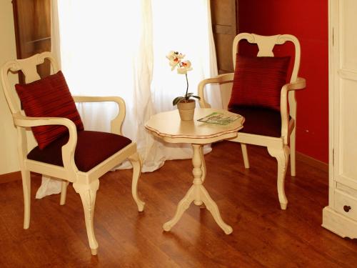 a room with two chairs and a table and a table and chairs at Casa del Infanzón in Sos del Rey Católico