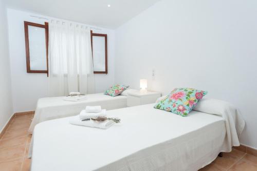 アルクーディアにあるVoramarの白い壁の客室内のベッド2台