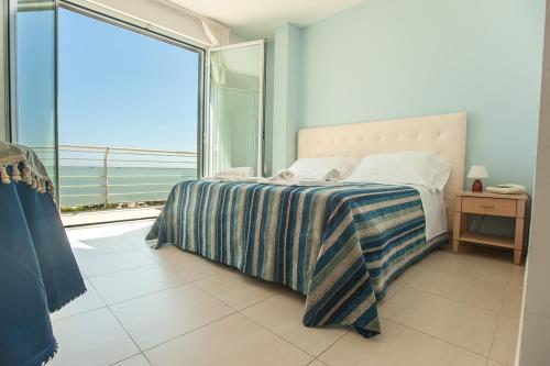 シルヴィ・マリーナにあるHotel Rivieraのベッドルーム1室(ベッド1台、大きな窓付)