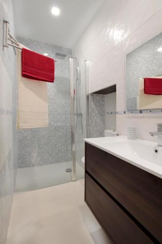 Bilik mandi di Apartamentos Alcantara