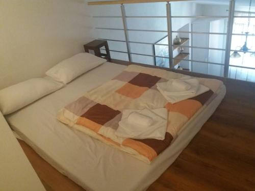 Una cama con una manta colorida encima. en Apartman studio Petar, en Split