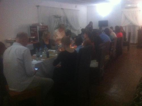 un grupo de personas sentadas en una habitación en Kuku Royal Lodge, en Ndola