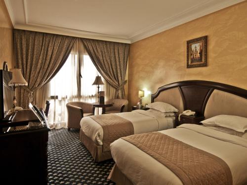 Llit o llits en una habitació de Ramada By Wyndham Fes