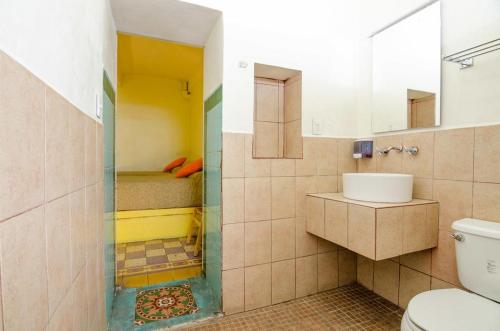 e bagno con doccia, servizi igienici e lavandino. di Casa de Don Pablo Hostel a Città di Oaxaca