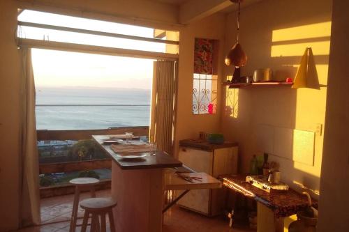 cocina con mesa y vistas al océano en Apartamento Santo Antonio vista da bahia, en Salvador