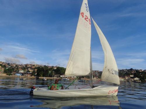 Una mujer en un velero en el agua en Apartamento Santo Antonio vista da bahia, en Salvador