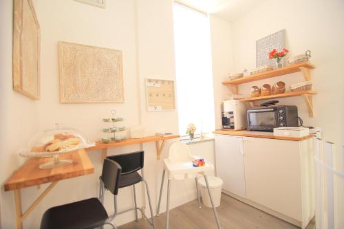 een kleine keuken met een bureau en een magnetron bij Gioeni ventidue in Agrigento