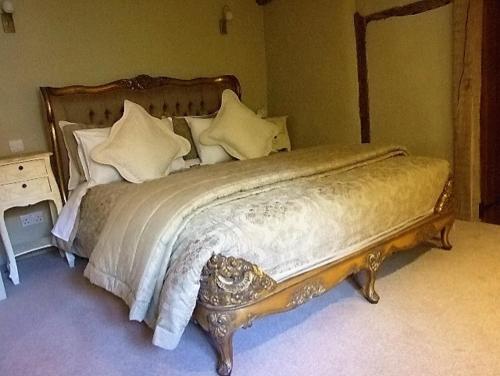 A bed or beds in a room at The Chequers Inn 