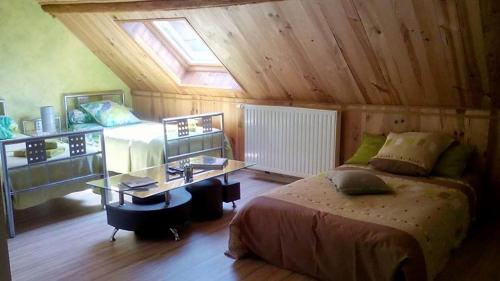 ein Schlafzimmer mit einem Bett und einem Schreibtisch in einem Zimmer in der Unterkunft chambres d'hôte Le Marronnier in Champrougier