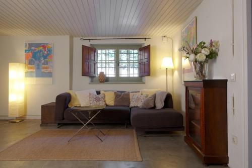 a living room with a couch and a window at Apartamento Mas Babu in Matajudaica