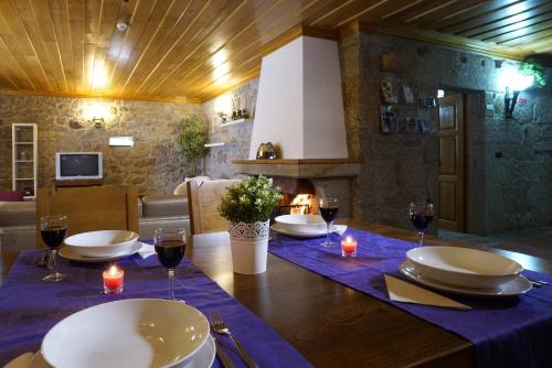 a table with plates and glasses of wine on it at Casa da Torre in Pico