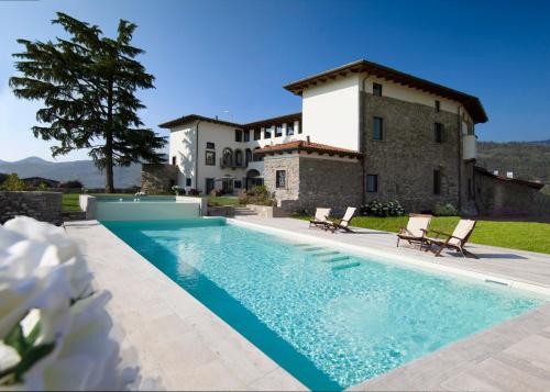 Piscina de la sau aproape de Podere Castel Merlo Resort