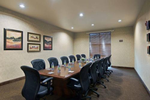 a conference room with a long table and chairs at Oxford Suites Yakima in Yakima