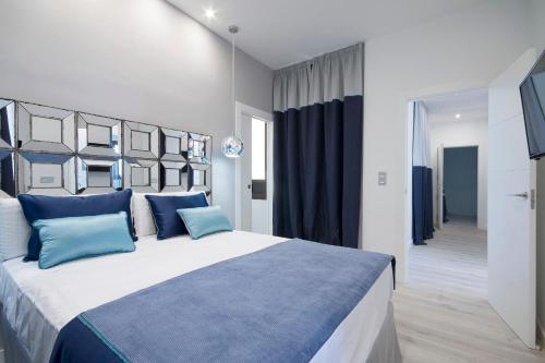 Postel nebo postele na pokoji v ubytování BiBo Suites Gran Vía