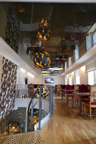 une salle à manger avec des tables et des chaises dans un restaurant dans l'établissement Logis Hotel le France, à Villers-le-Lac