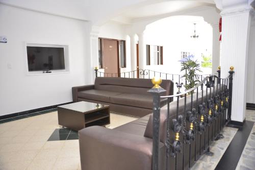 a living room with a couch and a table at Hotel Anapoima in Anapoima