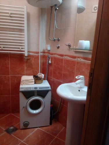 ein Badezimmer mit Toilette und Waschbecken in der Unterkunft Apartment Boris in Niš