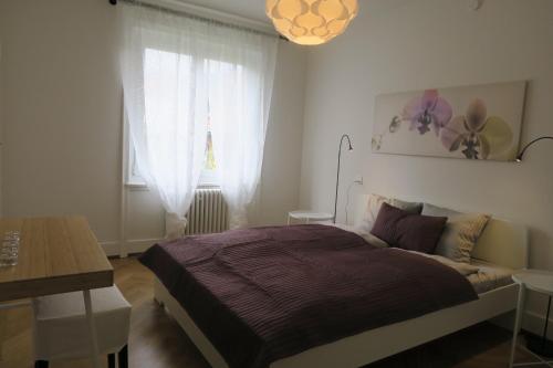 Una cama o camas en una habitación de Zurich Furnished Apartments