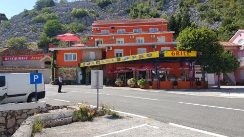 En generel udsigt til bjerge eller udsigt til bjerge taget fra lejligheden