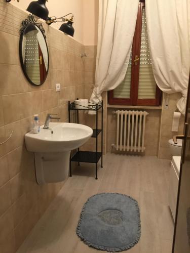 マルティンシクーロにあるLa Perla del Mareのバスルーム(洗面台、トイレ、鏡付)