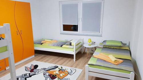Llit o llits en una habitació de Green Garden Apartment