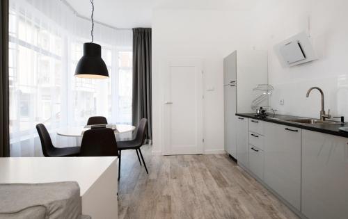 kuchnia ze stołem i jadalnią w obiekcie Apartament Towarowa Kolobrzeg w Kołobrzegu