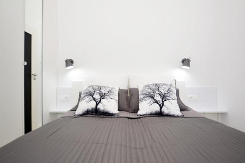 sypialnia z łóżkiem z dwoma drzewami w obiekcie Apartament Towarowa Kolobrzeg w Kołobrzegu