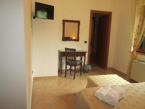 ロトンダにあるB&B Sole del Pollinoのベッド、テーブル、椅子が備わる客室です。