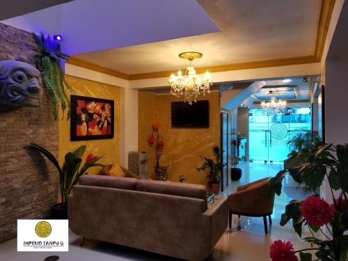 a living room with a couch and a chandelier at Imperio Tanpu Q in Lima