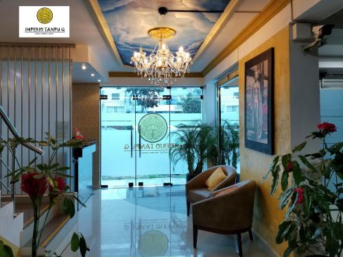 a lobby with a chair and a chandelier at Imperio Tanpu Q in Lima