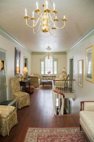 sala de estar con lámpara de araña y sofá en Daniel Stebbins B and B, en South Hadley