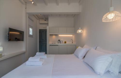 Giường trong phòng chung tại Pollonia Sea View Apartments