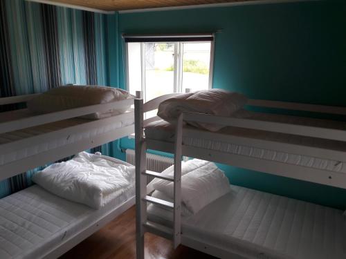 Двухъярусная кровать или двухъярусные кровати в номере Orsastuguthyrning-Digerberget