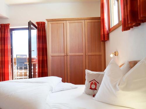 a bedroom with two white beds and a window at Pension Apartment Erna in Resia