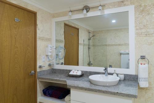 Kylpyhuone majoituspaikassa 3BR / 3BA Modern Paradise Loft Condo in Gated Community w/ Daily Housekeeping