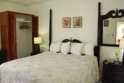A bed or beds in a room at Gem Holiday Beach Resort